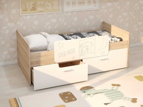 Кровать Умка дуб сонома с белыми ящиками и ограничителем в Челябинске - mebel74.com | фото 1